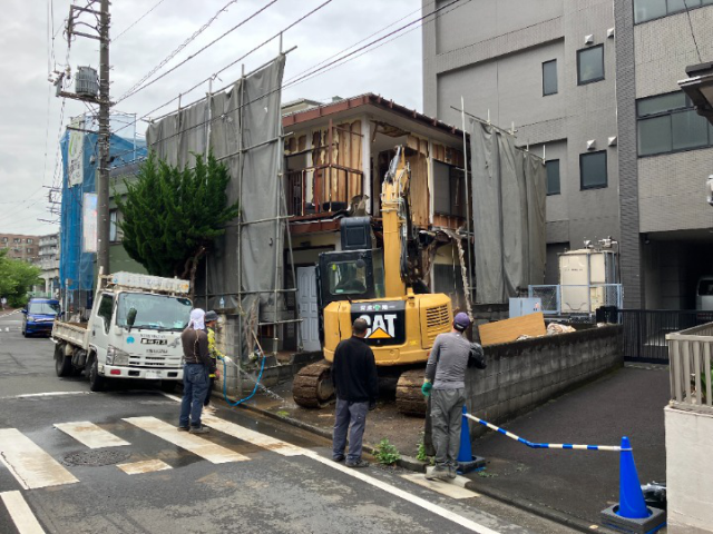軽量鉄骨造2階建て解体工事(神奈川県横浜市南区白金町)工事中の様子です。